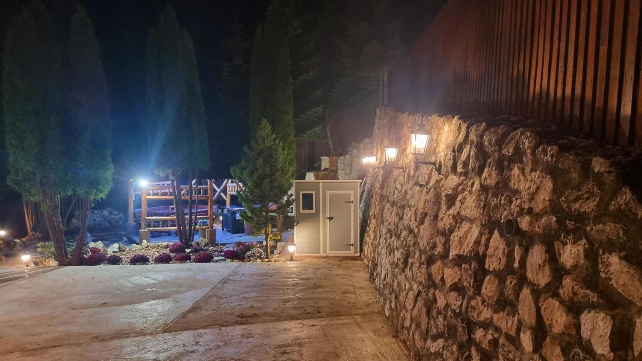 Marble Villa: Luxury Estate - Central But Intimate Sinaia Exterior photo