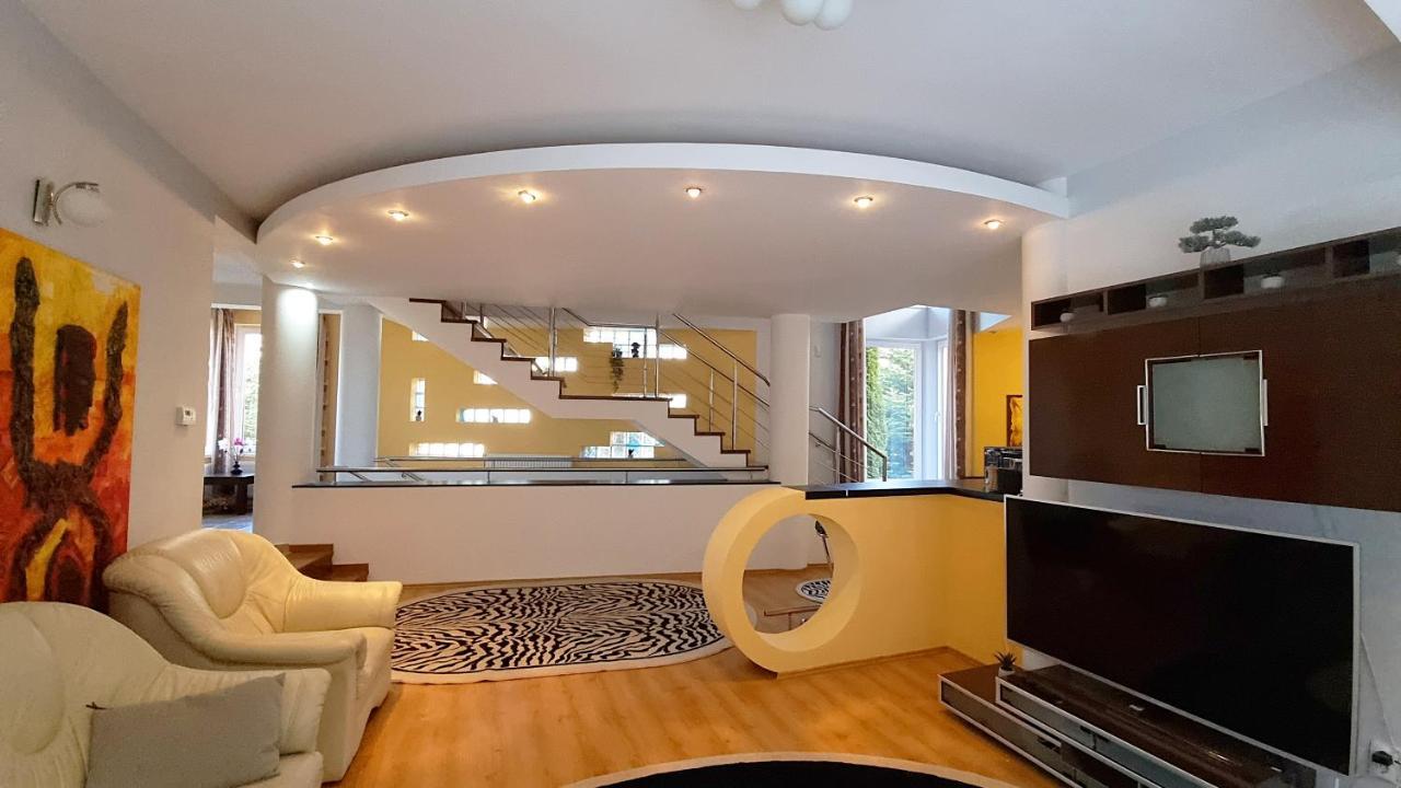 Marble Villa: Luxury Estate - Central But Intimate Sinaia Exterior photo