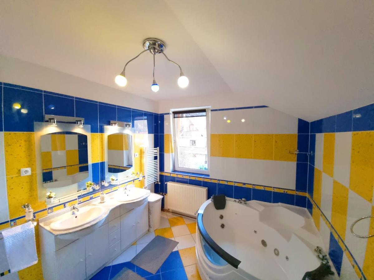 Marble Villa: Luxury Estate - Central But Intimate Sinaia Exterior photo