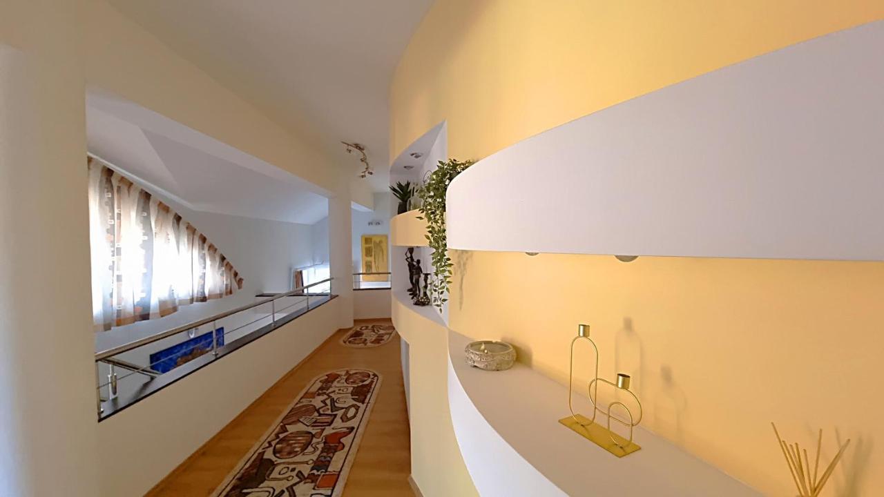 Marble Villa: Luxury Estate - Central But Intimate Sinaia Exterior photo