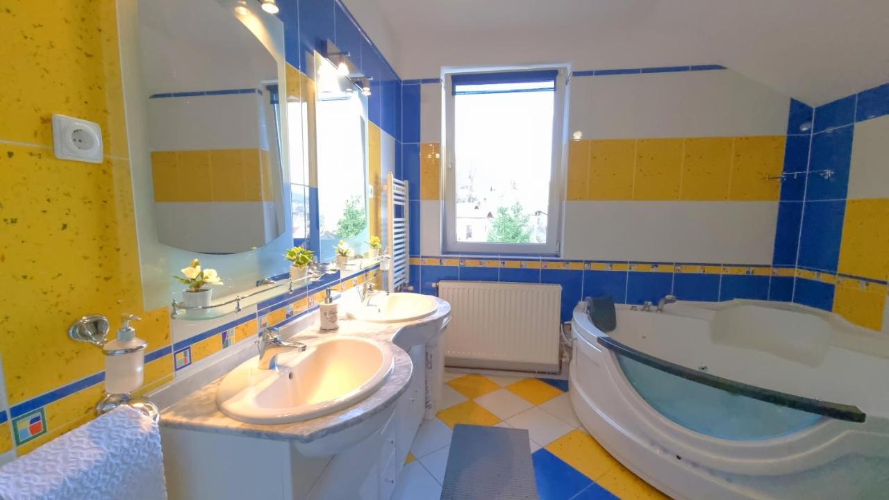 Marble Villa: Luxury Estate - Central But Intimate Sinaia Exterior photo
