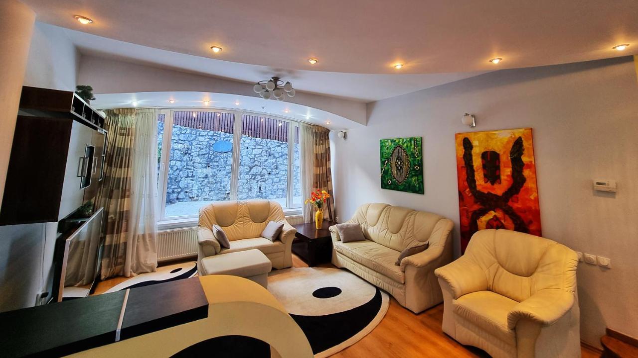 Marble Villa: Luxury Estate - Central But Intimate Sinaia Exterior photo
